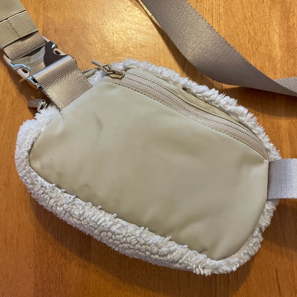 Lululemon Everywhere Belt Bag Sherpa - Picture 3 of 4
